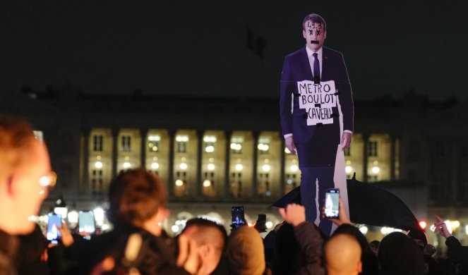"MAKRON JE DIKTATOR!" Francuzi besni, predsednik na silu gura zakon o penzionoj reformi, masovni nasilni protesti širom zemlje (FOTO)