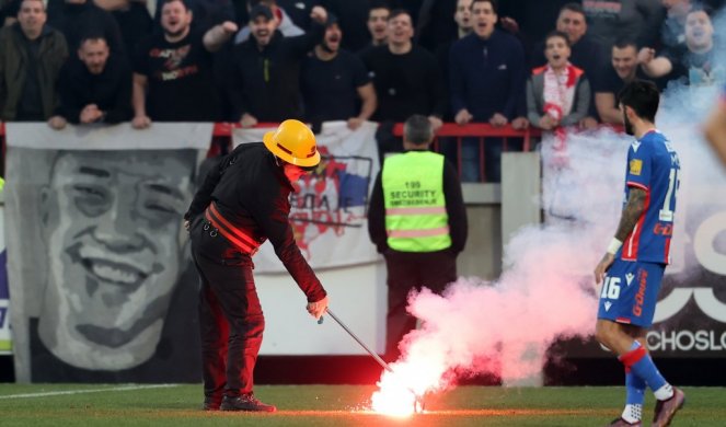 SUDIJA NIJE DOZVOLIO IGRAČU DA IZNESE BAKLJU! Bizarna situacija na meču Napretka i Crvene zvezde! (VIDEO)