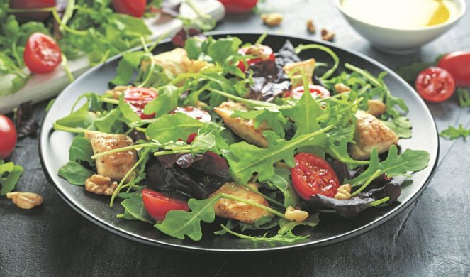ČINIJA PUNA ZDRAVLJA! Napravite preukusnu salatu sa rukolom, piletinom, orasima i čerijem!