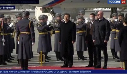 (FOTO, VIDEO) CARSKI DOČEK ZA SIJA U MOSKVI! Počasni stroj i crveni tepih za kineskog lidera, on poručio: Kina spremna da sa Rusijom brani međunarodno pravo!