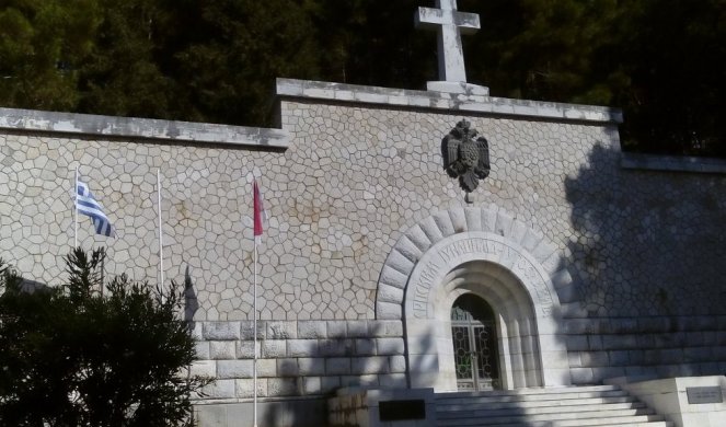 NA OVOM OSTRVU NE KUPAJU SE NI GRCI NI SRBI!  Kod Plave grobnice ribari ni mreže ne bacaju, UZVIŠENA TIŠINA VLADA VIDOM (FOTO)