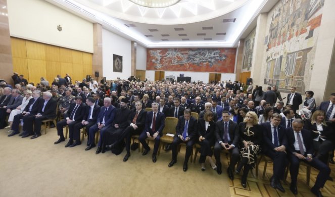 AKO NEŠTO NE SMEMO DA ZABORAVIMO TO JE STRADANJE NAŠEG NARODA! Premijera filma "Dosije Kosovo - Žuta kuća" prikazana u Palati Srbija (FOTO)