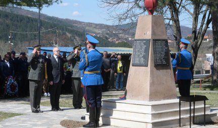 PUCANJ U DUŠU SRPSKOG NARODA! Ministar Vučević položio venac povodom Dana sećanja na žrtve NATO agresije