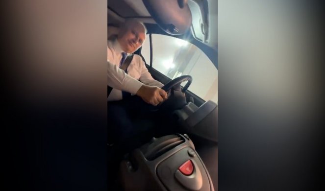 Vesić na Sajmu automobila ušao u simulator nesreća pa ostao šokiran onim što je doživeo! (VIDEO)