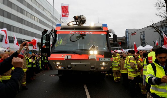 NEMAČKA STAJE U PONOĆ! "OVO JE PITANJE OPSTANKA!" Najveći štrajk za poslednjih 30 godina paralisaće zemlju, moćni sindikat poručuje vladi: Gledajte inflaciju!