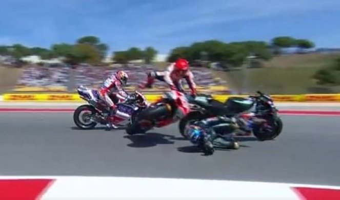 MARKEZ SE ZAKUCAO U RIVALA U PUNOJ BRZINI! Stravičan sudar na startu Moto GP šampionata! (VIDEO)