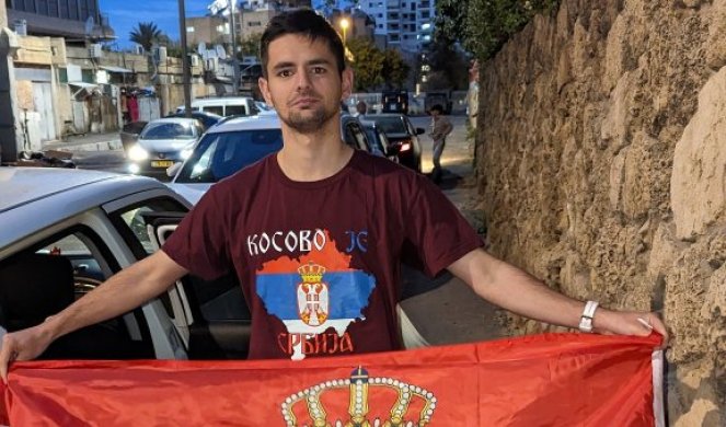 ODRŽAO LEKCIJU ŠIPTARIMA! Izraelac u majici "Kosovo je Srbija" bodrio svoj tim! (FOTO)