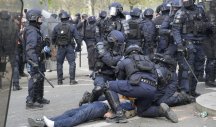 ČOVEK NEPOMIČNO LEŽI NA ULICI! Haos u Francuskoj ne prestaje! Radikalni demonstranti krenuli u lov na policajce, zauzeta železnička stanica (FOTO/VIDEO)