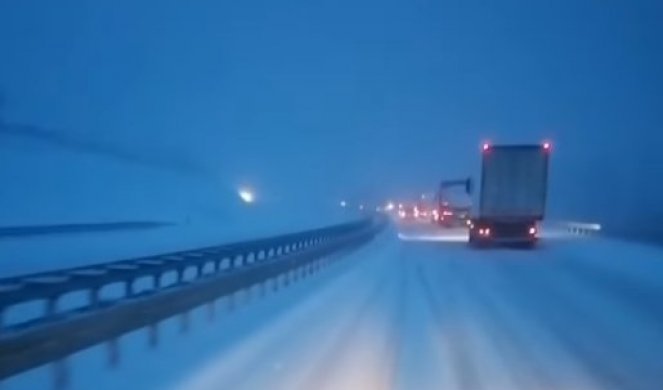 (VIDEO) TERETNJACI STOJE NA ČESTOBRODICI! Kamioni stoje i između Takova i Ljiga, sneg napravio haos!