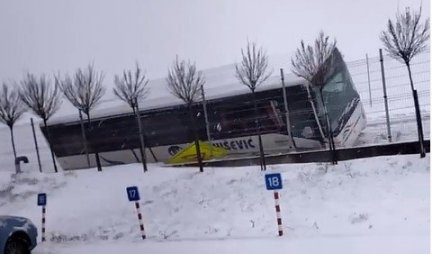 (VIDEO/FOTO) POVREĐENO 18 PUTNIKA KOD KRAGUJEVCA! Autobus sletelo u kanal pored puta