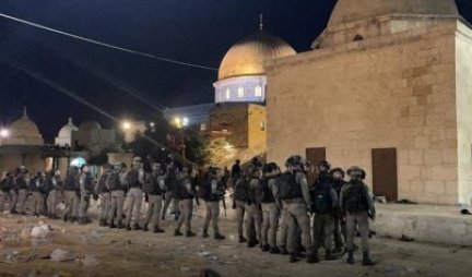 (VIDEO) HAOS U JERUSALIMU! Brutalna racija u džamiji Al Aksa, povređeno šest osoba!