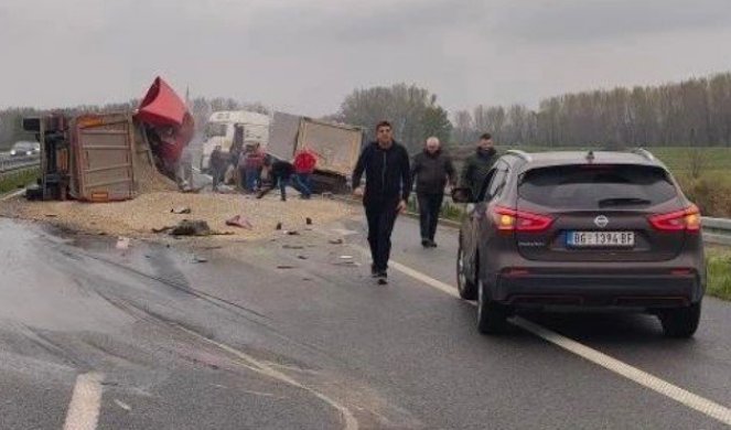 TEŠKA NESREĆA NA MILOŠU VELIKOM! Prevrnuo se kamion kod Obrenovca, sav šljunak rasut po putu, BLOKIRANE SVE TRI TRAKE (VIDEO)