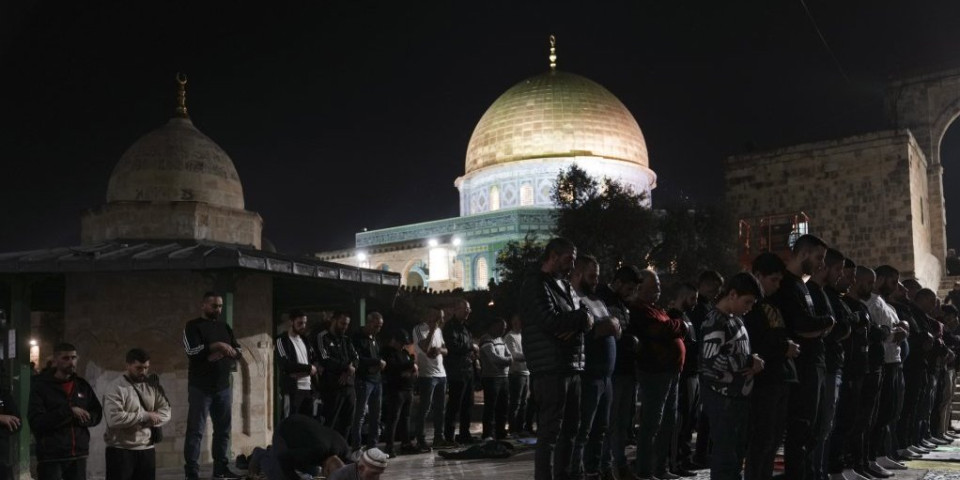 (VIDEO) Izraelaci upali u džamiju Al-Aksa u Jerusalimu! Muslimani ogorčeni, to je treće najsvetije mesto u islamu!