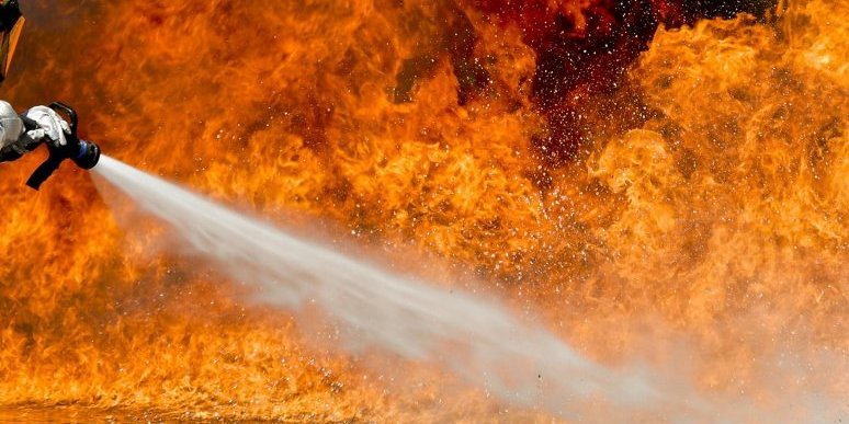Požar u Vladičinom Hanu: Jedna osoba povređena