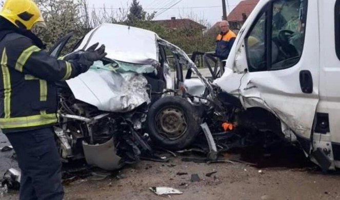 (FOTO) TEŠKA NESREĆA KOD KRAGUJEVCA! Kamion u direktnom sudaru prepolovio automobil TRI OSOBE POVREĐENE