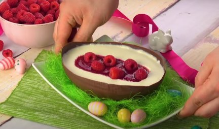 PUNJENO ČOKOLADNO JAJE! Najlepši vaskršnji kolač sa dodatkom malina (VIDEO)