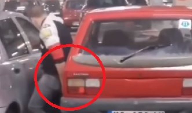 KAD NEMAŠ PARKING, PODIGNEŠ RUKAMA AUTO I POMERIŠ GDE HOĆEŠ! Kragujevčanin i njegov jugić postali hit, ne sme svako na ovo da se usudi (VIDEO)