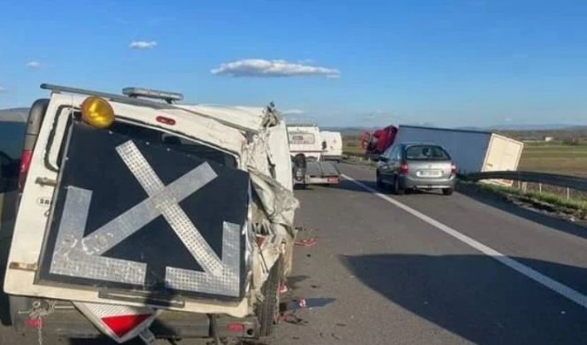 STRAVIČNA NESREĆA KOD ALEKSINCA! Kamion na auto-putu naleteo na vozilo radnika