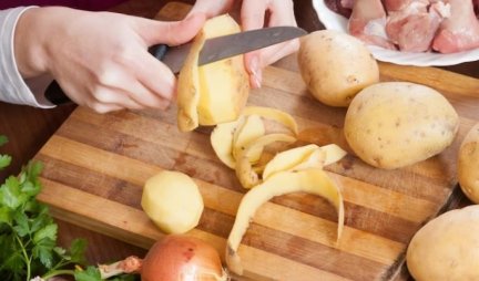 Nikada više nećete ljuštiti krompir na standardni način! Evo kako samo jedan rez rešava čitavu stvar (VIDEO)