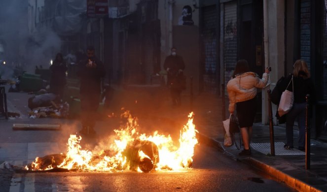 "SAD IDEMO U PARIZ DA SVE RAZBIJEMO!" Demonstranti u žestokom sukobu sa POLICIJOM, stiže POJAČANJE iz svih delova Francuske!