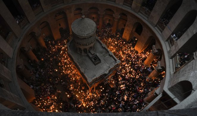 BLAGODATNI OGANJ SIŠAO U JERUSALIMU, čudo u Hramu Groba Gospodnjeg najavilo VASKRS! (FOTO, VIDEO)