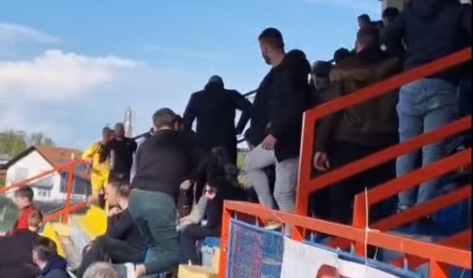 ŠOKANTNE SCENE! Fudbaleri usred meča uleteli na tribine i POTUKLI se sa NAVIJAČIMA! "J**u nam mrtve majke" (VIDEO)