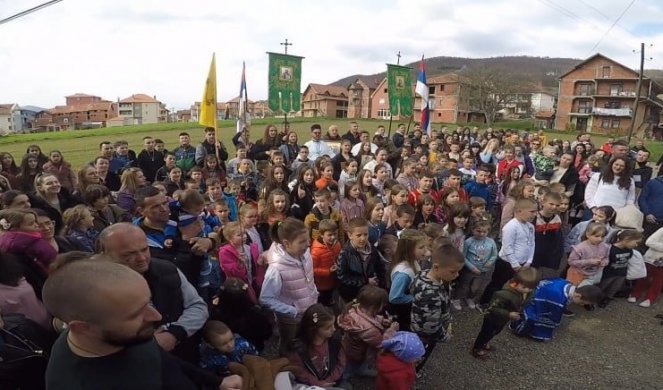UZ NAJVEĆE VASKRŠNJE JAJE! Deca iz Leška poslala radosnu poruku za Vaskrs svima širom sveta! (VIDEO)
