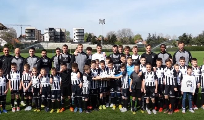 Prvotimci Partizana sa najmlađim članovima školice "Crno-bele bebe”: Hristos vaskrse! (VIDEO/FOTO)