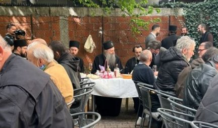 Patrijarh Porfirije na vaskršnjem ručku sa beskućnicima (FOTO)