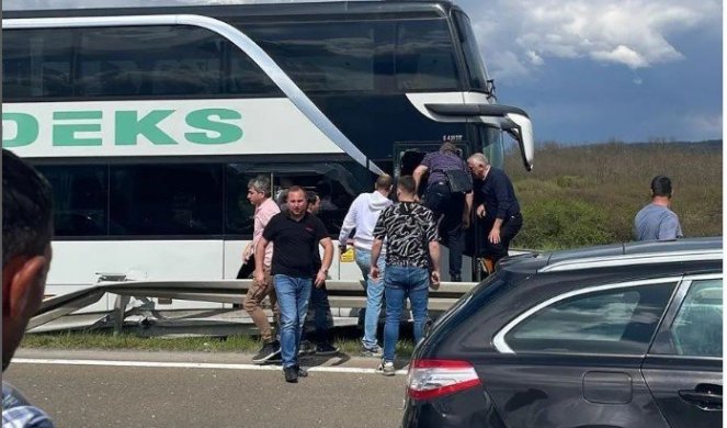 Povređena dvojica na auto-putu: Kolima se "zakucali" u autobus!