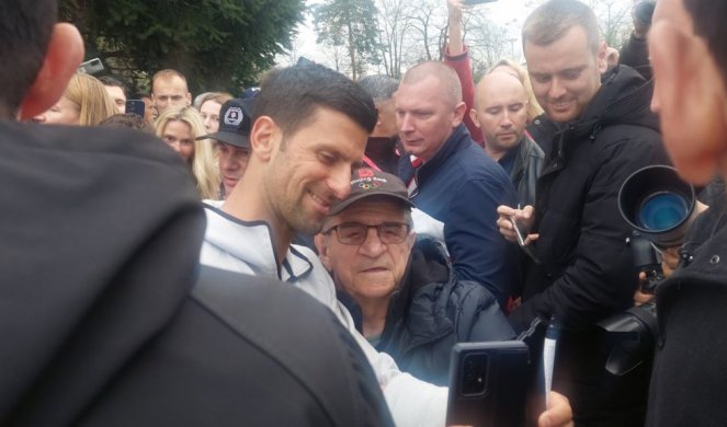 VRISKA, CIKA! POMAMA ZA NOVAKOM U BANJALUCI! Kakva jurnjava navijača za Đokovićem! I STARO I MLADO HOĆE SELFI SA SVETSKIM BROJEM 1! (VIDEO)