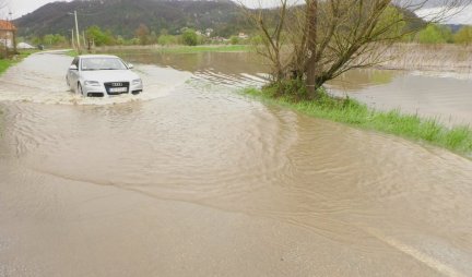 "BOGU SE MOLIMO DA PADAVINE STANU!" Poplavljeno područje kod Požege - Put u Prijanovićima zatvoren za saobraćaj (FOTO/VIDEO)