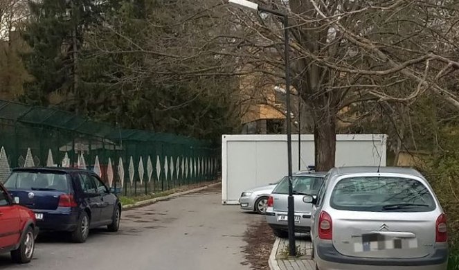 Na severu Kosova i Metohije počelo postavljanje kontejnera za glasanje (FOTO)