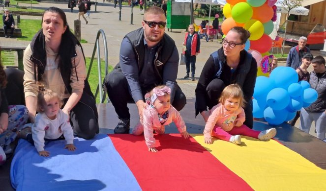 TRKA BEBA IZMAMILA OSMEHE KIKINĐANA! Roditelji dali sve od sebe da ih bodre, evo ko je bio NAJBRŽI KIĆA (VIDEO/FOTO)