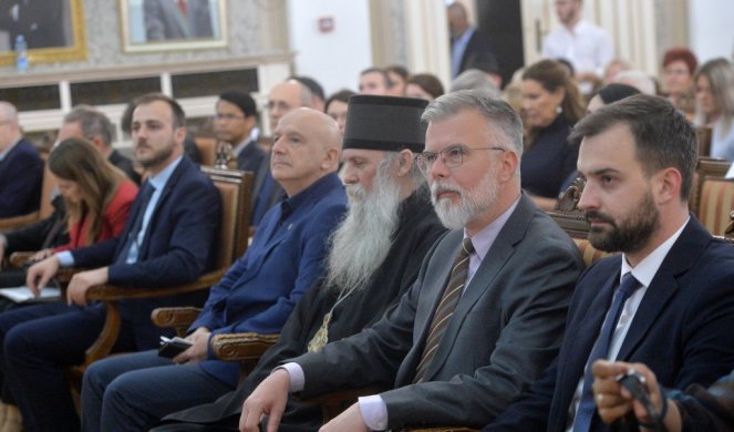 SKELOM, PEVAJUĆI OTIŠLE POSLEDNJE ZATOČENICE JASENOVCA I BILE POKLANE! Obeležen Dan Muzeja žrtava genocida u Rektoratu Univerziteta u Beogradu