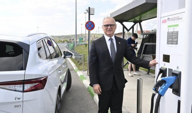 DO KRAJA 2024. GODINE IMAĆEMO STOTINU PUNJAČA ZA ELEKTRIČNE AUTOMOBILE! Vesić pokazao kako radi brzi punjač (FOTO/VIDEO)