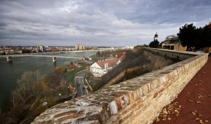 Muškarac na Egzitu pao sa zidina Petrovaradinske tvrđave! Hitno prevezen u bolnicu