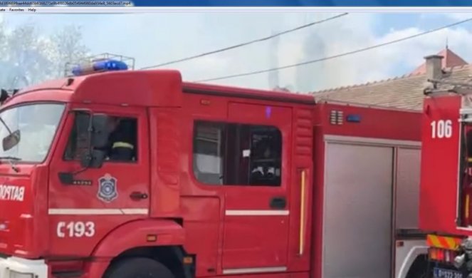 IZGORELO ŠEST "LASTINIH" AUTOBUSA U SMEDEREVSKOJ PALANCI: Vatrogasci sat vremena gasili vatru
