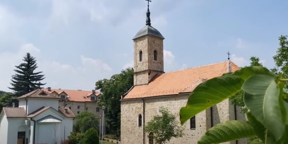 Godinama čekali dete, pa došli u Rajinovac: Pred ikonom Presvete Bogorodice mole se za potomstvo i veruju u čudo