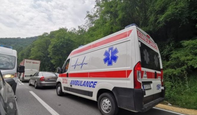 KARAMBOL U SREMČICI! Osam povređenih u sudaru autobusa i automobila