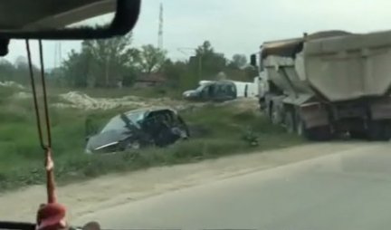 PRVI SNIMAK NESREĆE KOD VREOCA! Kamion uleteo u levu traku - Direktno udario u automobil, JEZIV PRIZOR (VIDEO)
