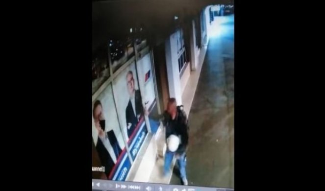 JAGODINAC RAZBIO PROSTORIJE SNS U NOVOM SADU! Vandalizam u Bulevaru oslobođenja (VIDEO)