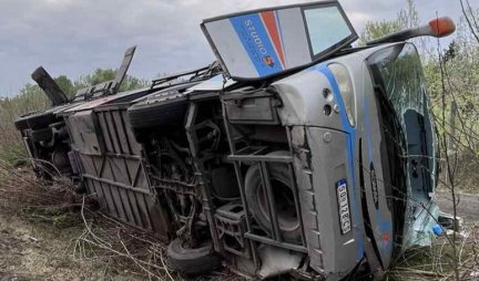 VOZAČ AUTOBUSA I DVE PUTNICE ZADRŽANI U BOLNICI! Vlasnik autobusa o nesreći u Mađarskoj! (FOTO)