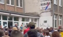 TUGA DO NEBA! Učenici OŠ Stefan Nemanja na Senjaku opraštaju se od nastradalih u masakru (VIDEO)