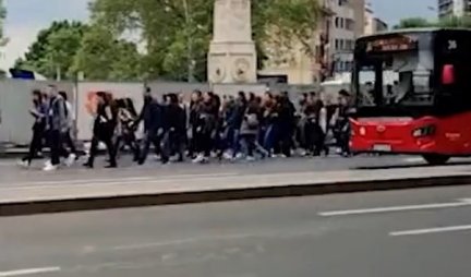 NIKAD TUŽNIJA POVORKA PODRŠKE! Masa Beograđana kreće se u jednom pravcu... Ka školi na Vračaru! (VIDEO)