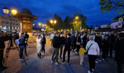 U NOVOM PAZARU MUK! Stotine građana se okupilo u centru grada da oda počast tragično nastradaloj deci u Beogradu (FOTO/VIDEO)