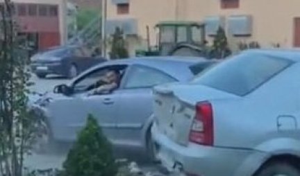 ULETEO U DVORIŠTE, ONDA UNIŠTAVAO AUTOMOBILE, KAPIJU... MA SVE PRED SOBOM! Pojavio se stravičan snimak, morate ga pogledati! (VIDEO)