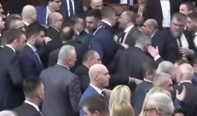 BRUKA KAKVU SRBIJA NE PAMTI Divljali u Skupštini, sad pozivaju na proteste protiv nasilja!