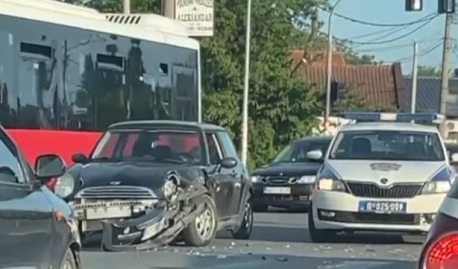 PREDNJI DEO VOZILA POTPUNO SMRSKAN! Teška saobraćajna nesreća u Borči (VIDEO)