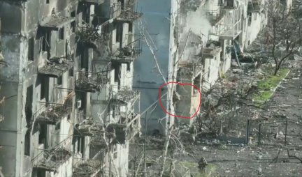 (VIDEO) VAGNEROVCI PRODRLI U ZGRADU, UKRAJINCI ISKAKALI SA PRVOG SPRATA! Snimak iz Bahmuta širi se mrežama, snage Kijeva u panici izvlače saborce!
